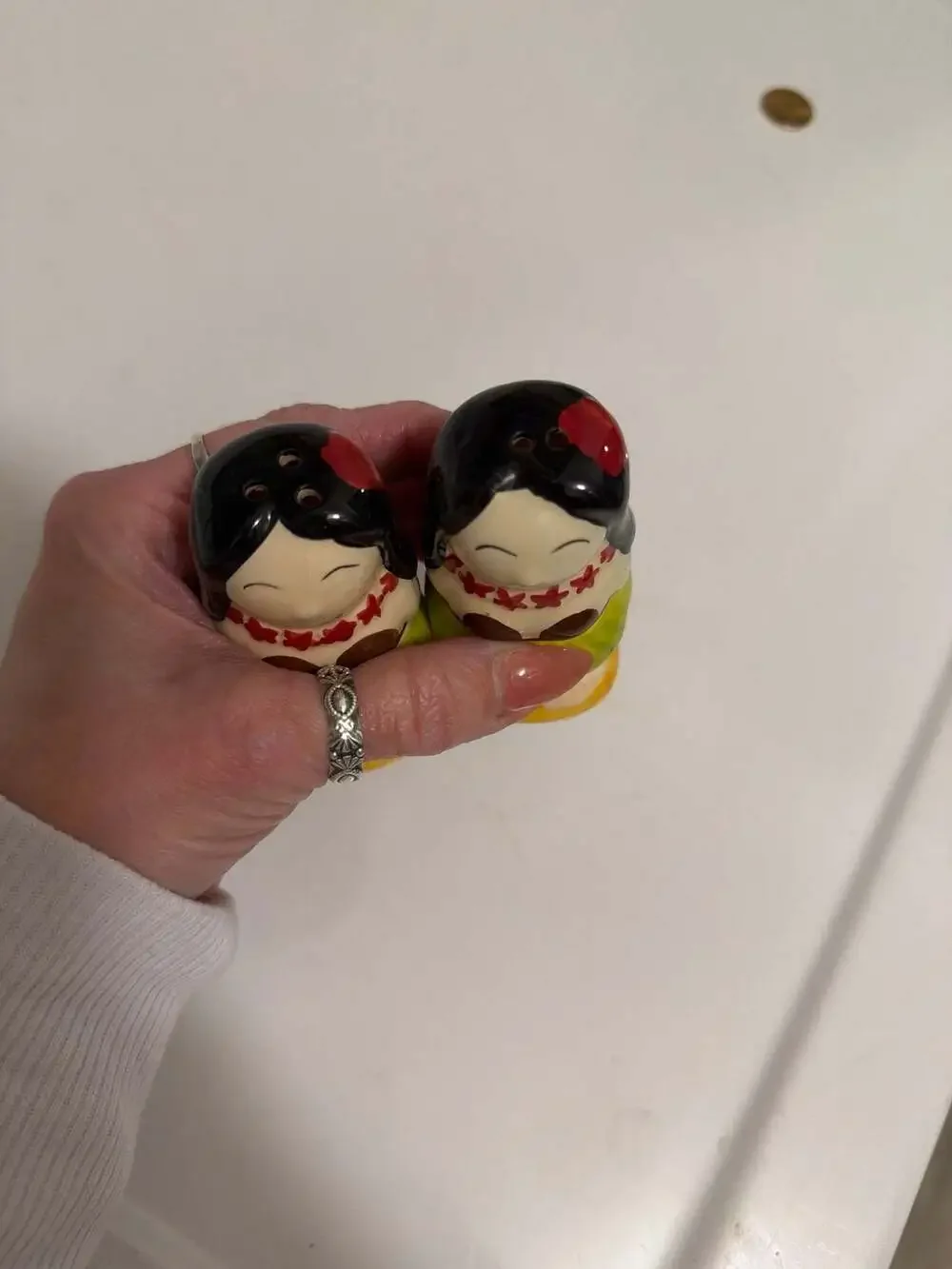 Vintage Hawaiian girl salt n pepper shaker